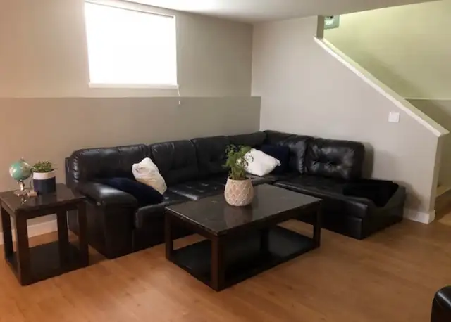 Quality  2-Bedroom Suite with Private Driveway & 6 Applian