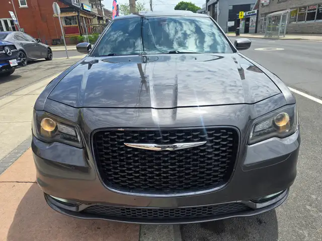2016 Chrysler 300 - Photo 2