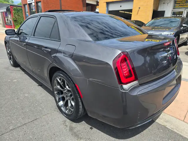 2016 Chrysler 300 - Photo 5