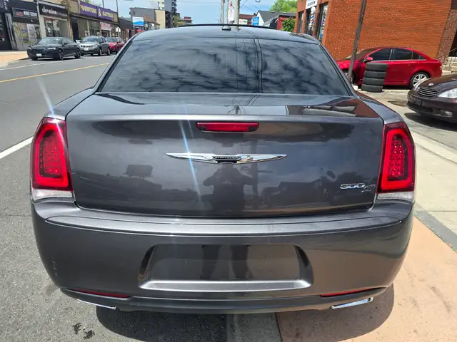 2016 Chrysler 300 - Photo 6