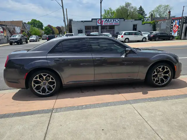 2016 Chrysler 300 - Photo 8
