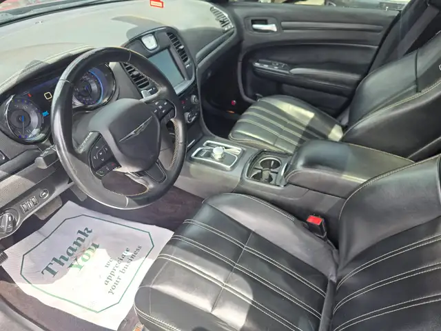 2016 Chrysler 300 - Photo 10