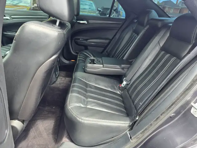 2016 Chrysler 300 - Photo 13