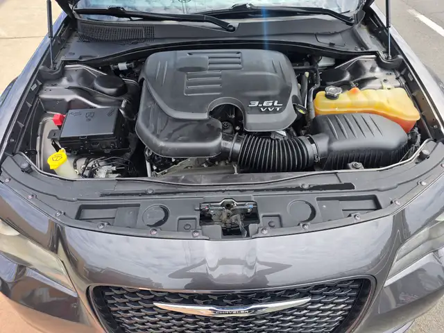 2016 Chrysler 300 - Photo 21