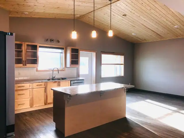 Beautiful like new top floor rental