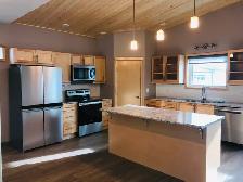 Beautiful like new top floor rental - Photo 2