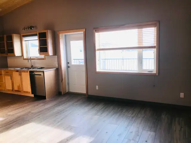 Beautiful like new top floor rental - Photo 3
