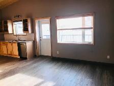 Beautiful like new top floor rental - Photo 3