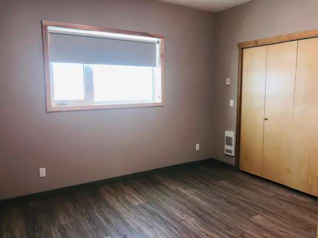 Beautiful like new top floor rental - Photo 4