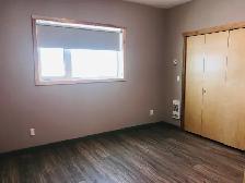 Beautiful like new top floor rental - Photo 4