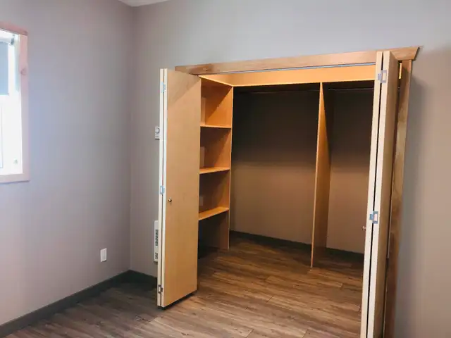 Beautiful like new top floor rental - Photo 5