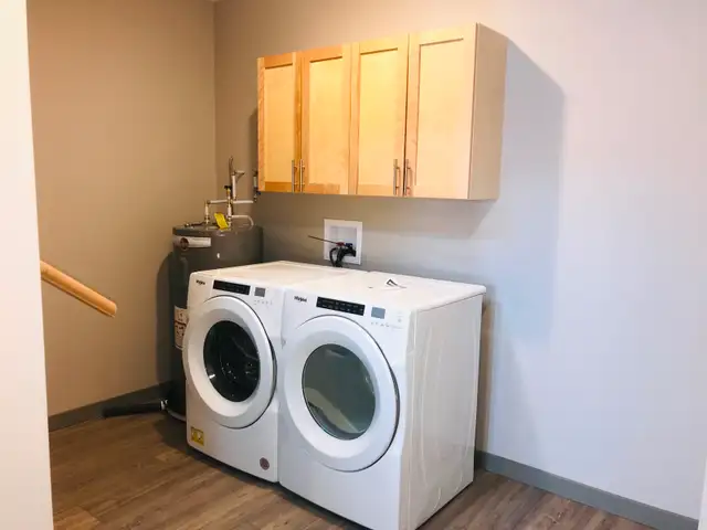 Beautiful like new top floor rental - Photo 8