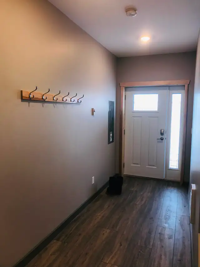 Beautiful like new top floor rental - Photo 9