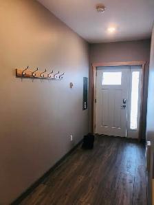 Beautiful like new top floor rental - Photo 9