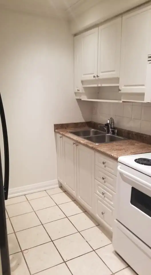 3bdm 2 bath in Forest Hill area of Toronto - Photo 3