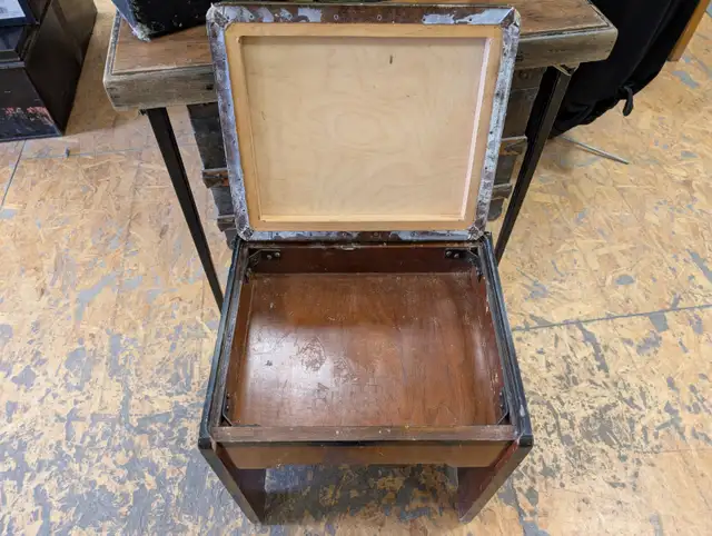 Vintage Singer Featherweight with table, stool, and case - Photo 3