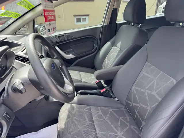2013 Ford Fiesta SE - Photo 13