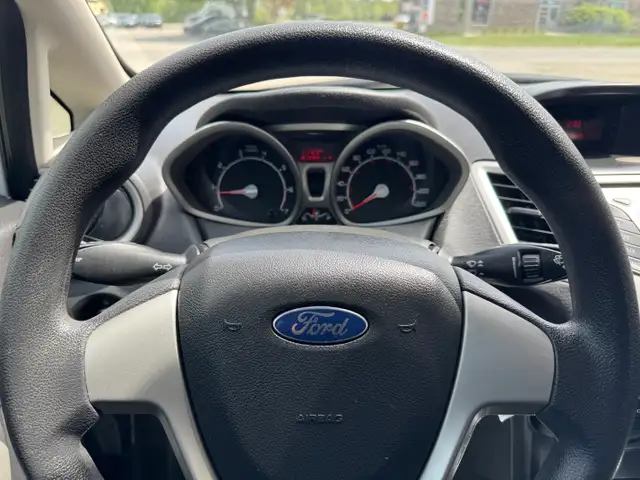 2013 Ford Fiesta SE - Photo 18