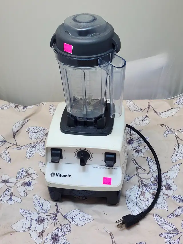 Vitamix VM103 Blender with 32 oz. Pitcher (#6098)