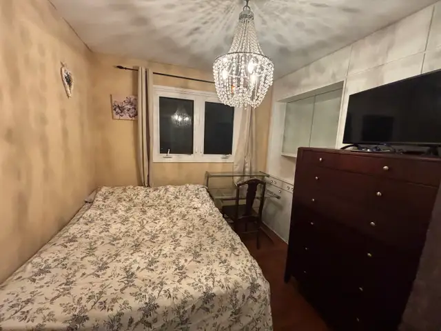 Room to ! 5 min walk to U of M! Male student