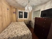 Room to ! 5 min walk to U of M! Male student