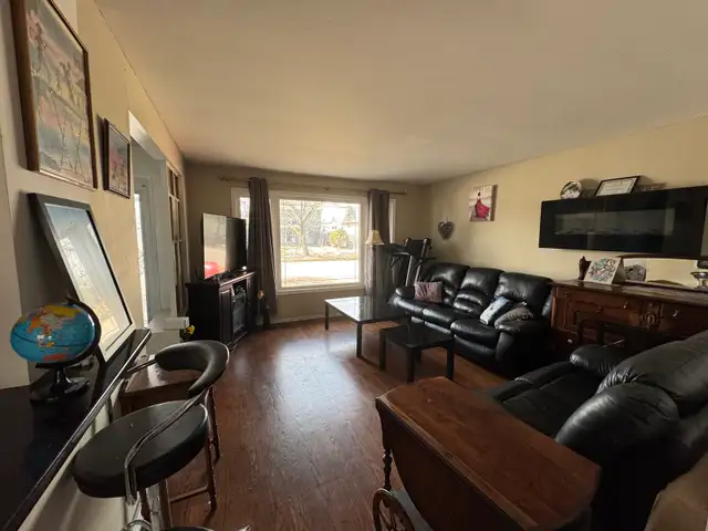 Room to ! 5 min walk to U of M! Male student - Photo 2