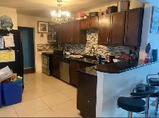 Room to ! 5 min walk to U of M! Male student - Photo 5