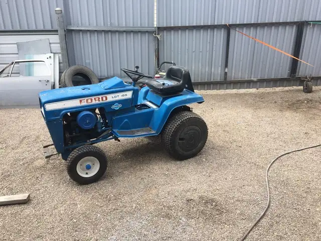 Lawn Tractor - Photo 2