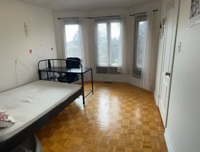 Private room for rent -  Mississauga - Parking available-July 1s - Photo 3