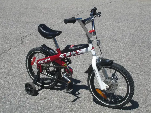 OUTGROWN BOY'S 16' AVIGO AIR ZONE MOTOCROSS   TRAINING WHEELS! - Photo 2