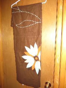 COUVERTURE BRUNE MOTIF FLEUR  NEUVE