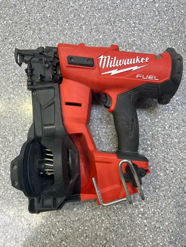 Milwaukee 2909 18V Fuel Brushless Coil Roofing Nailer
