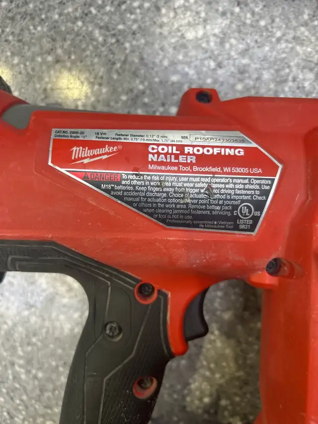 Milwaukee 2909 18V Fuel Brushless Coil Roofing Nailer - Photo 3