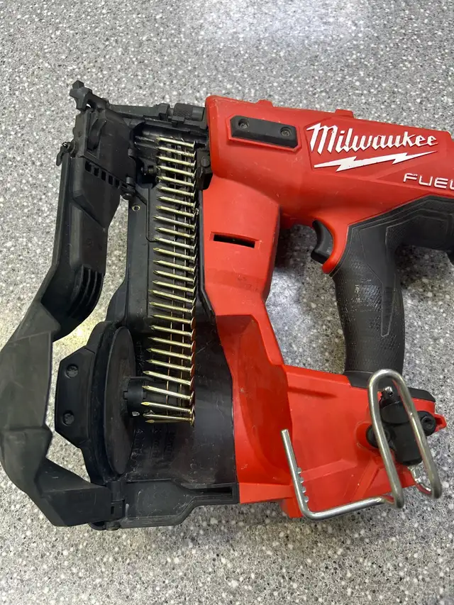 Milwaukee 2909 18V Fuel Brushless Coil Roofing Nailer - Photo 4