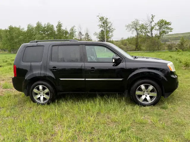 2 owner 2015 Honda Pilot Touring - Photo 3