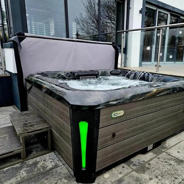 ORION HOT TUB FOR SALE - Photo 2