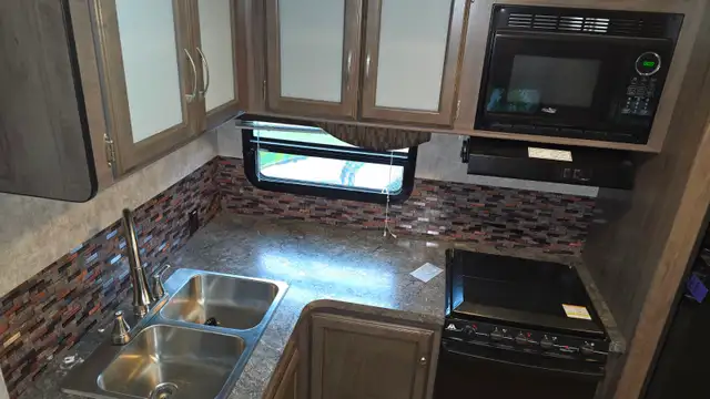 2017 Winnebago Minnie Plus 26RBSS - Photo 5