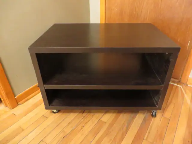 TABLE SALON/TV BOIS BARRURE SUR ROUES TABLETTE AJUSTABLE - Photo 2