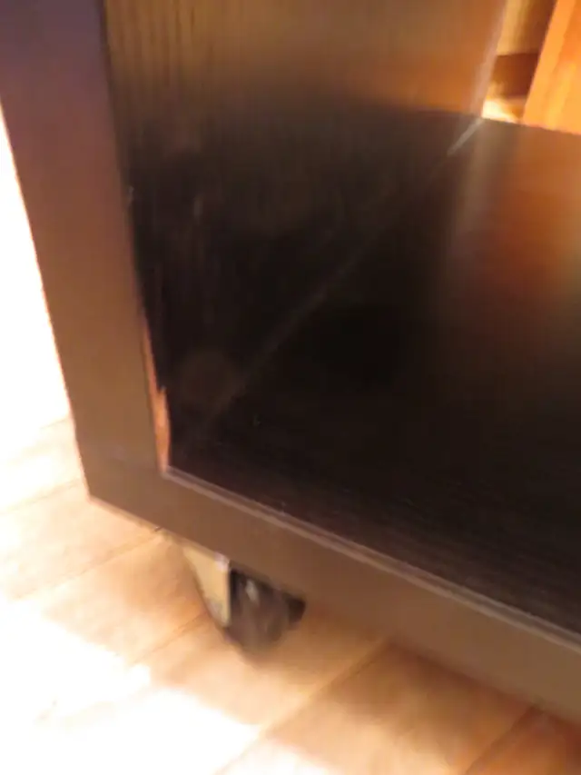 TABLE SALON/TV BOIS BARRURE SUR ROUES TABLETTE AJUSTABLE - Photo 4