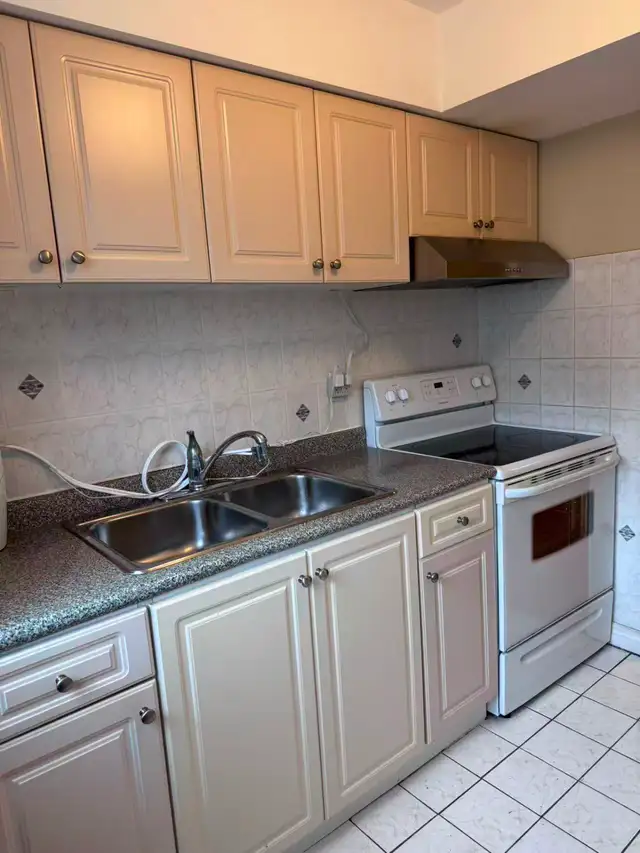 Large Furnished Two Bedroom Suite in Downtown Toronto - Photo 7