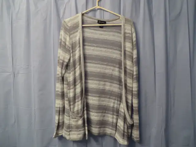 2 VESTES (GRISE/BLANCHE) (NOIRE/BLANCHE) COMME NEUVE - Photo 2
