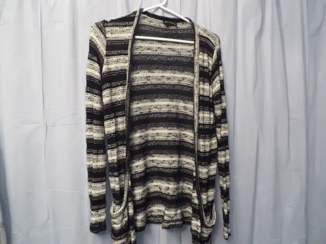 2 VESTES (GRISE/BLANCHE) (NOIRE/BLANCHE) COMME NEUVE - Photo 3