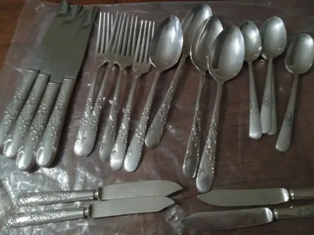 CUTLERY- VINTAGE-  ONEIDA COMMUNITY-TUDOR PLATE - Photo 2