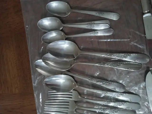 CUTLERY- VINTAGE-  ONEIDA COMMUNITY-TUDOR PLATE - Photo 5