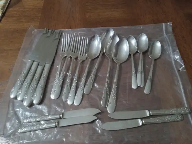 CUTLERY- VINTAGE-  ONEIDA COMMUNITY-TUDOR PLATE - Photo 8