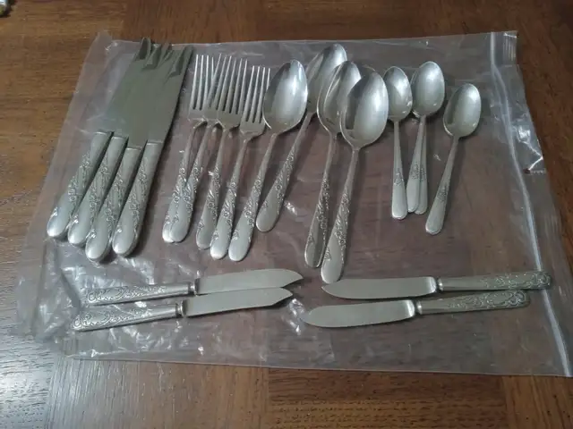CUTLERY- VINTAGE-  ONEIDA COMMUNITY-TUDOR PLATE - Photo 10