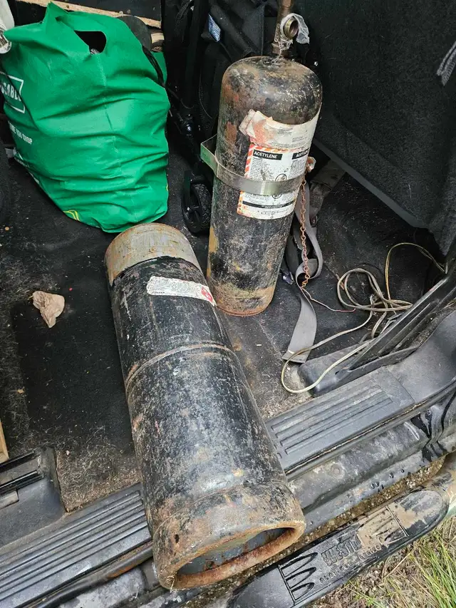 2 acetylene tanks for sale one full one half full - Photo 3