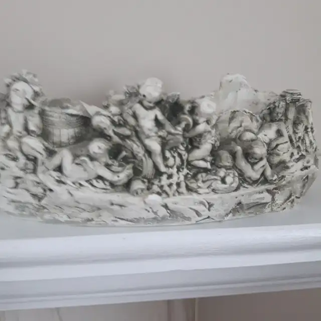 BEAU VASE NEUF DES ANGES BLANC GRIS DE SF IMPORTS INC: $15.00