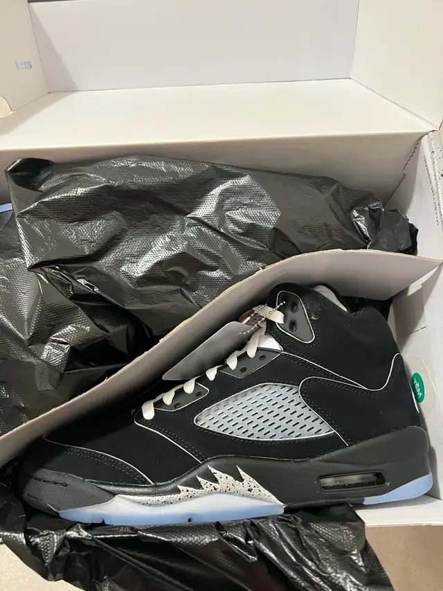 Brand New Jordan retro 5 Black Metallic - Photo 2