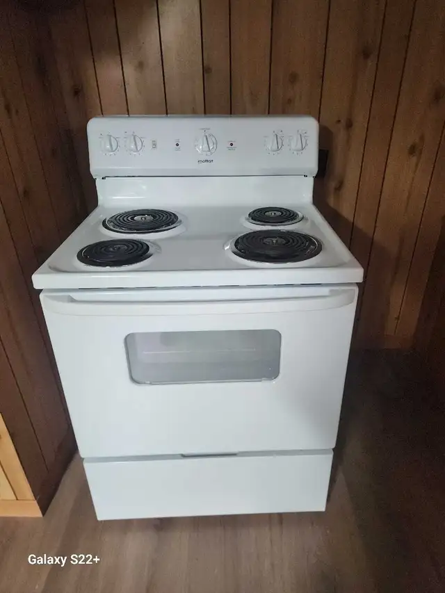 Réfrigérateur, cuisinière,table de cuisine venant avec 2 chaises
